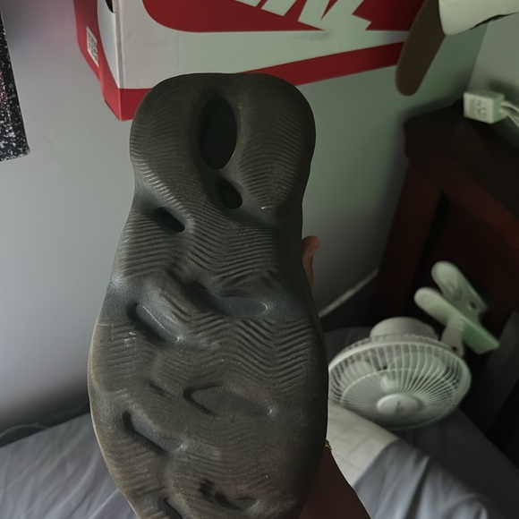 Yeezy FoamRunner Onyx - Picture 2 of 4